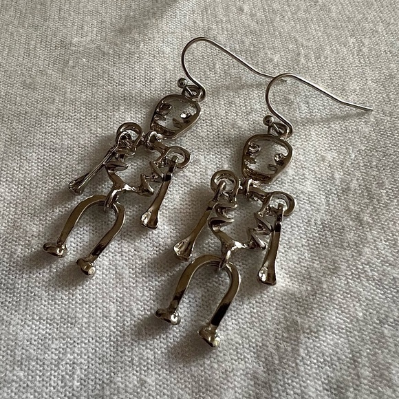 ‼️BOGO SALE‼️💀👻🎃 SHEIN Halloween Spooky Silver Dangly Skeleton Earrings - Picture 3 of 6